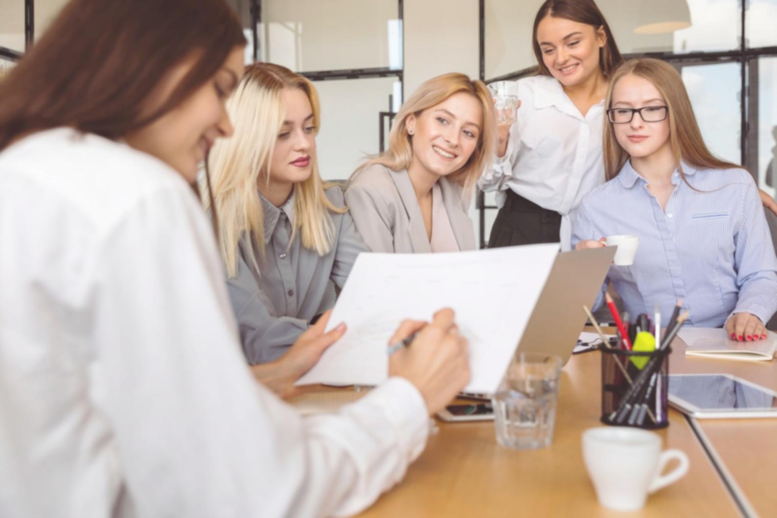 Revisión de progreso financiero personal con métricas y objetivos alcanzados