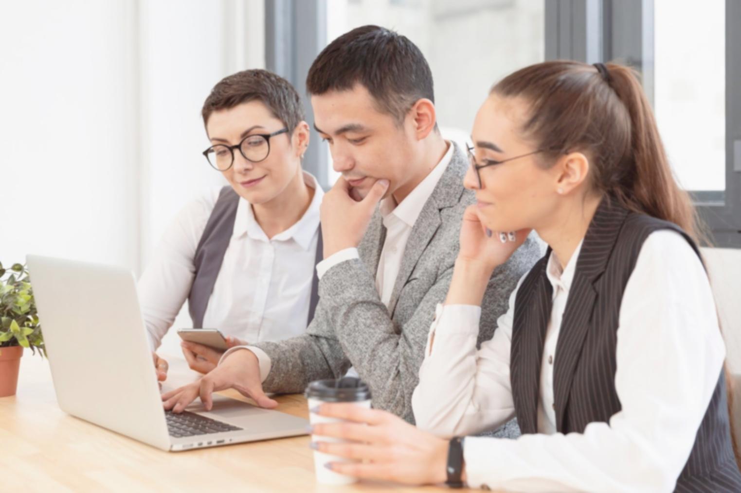 Persona revisando finanzas personales de manera analítica