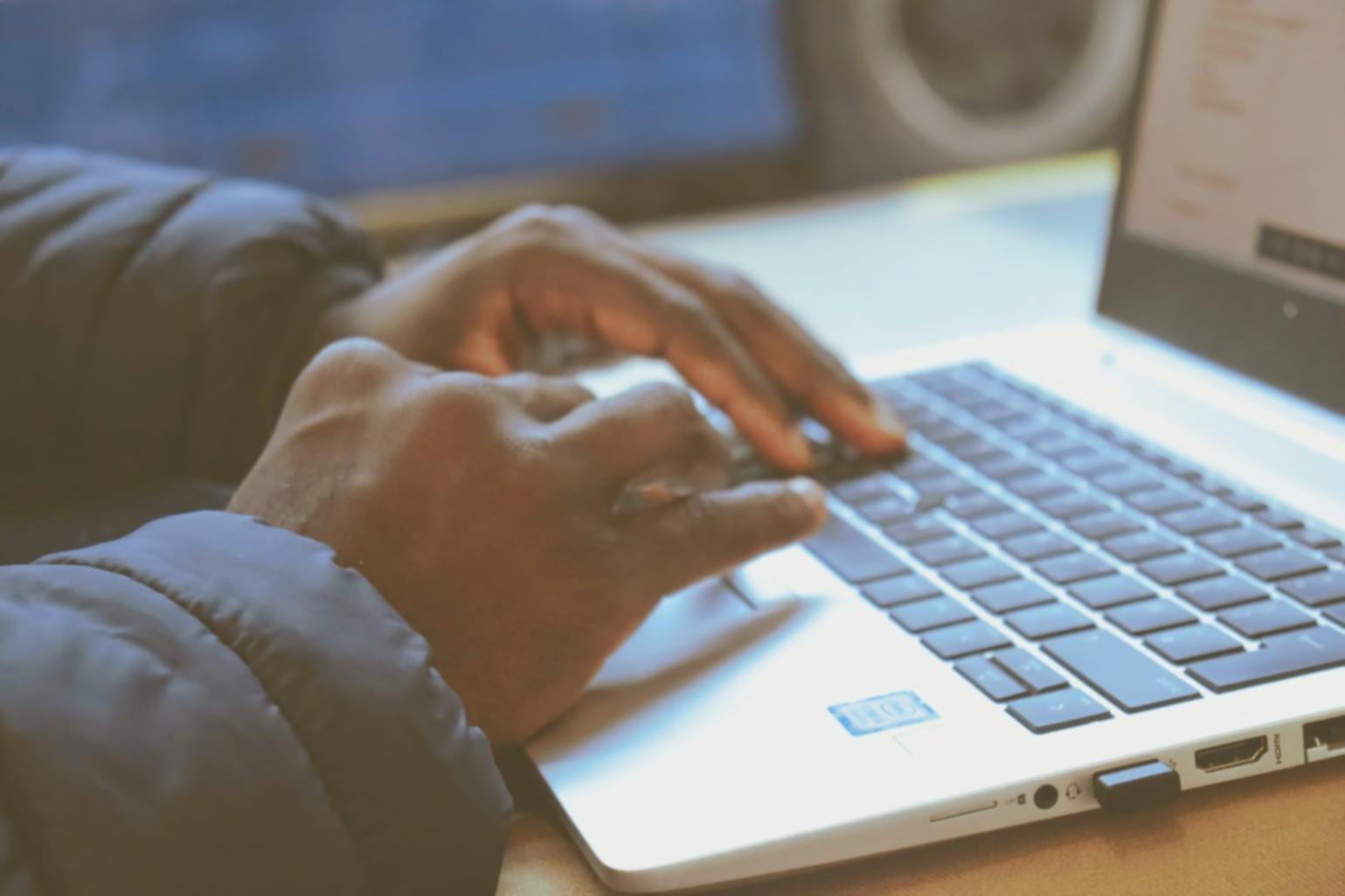 Sesión de formación financiera práctica con estudiantes analizando estrategias reales de optimización de ingresos