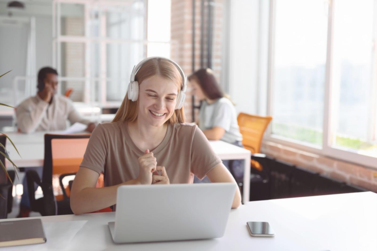 Estudiante revisando su presupuesto personal durante ejercicio práctico del programa
