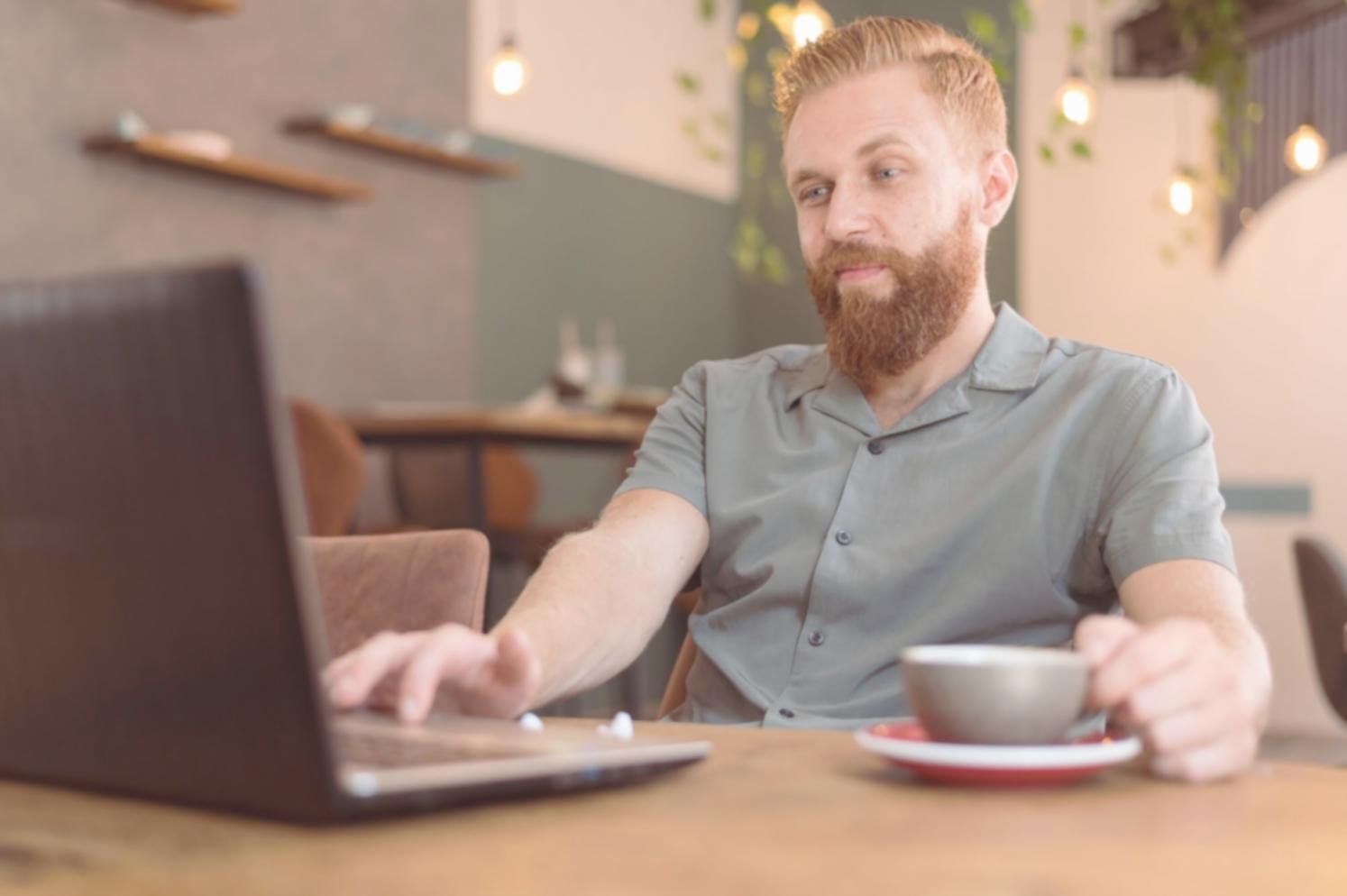 Grupo de trabajo colaborativo desarrollando planes de optimización de ingresos personalizados